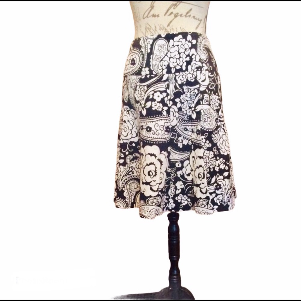 Ann Taylor bk/wht paisley floral print ski…
